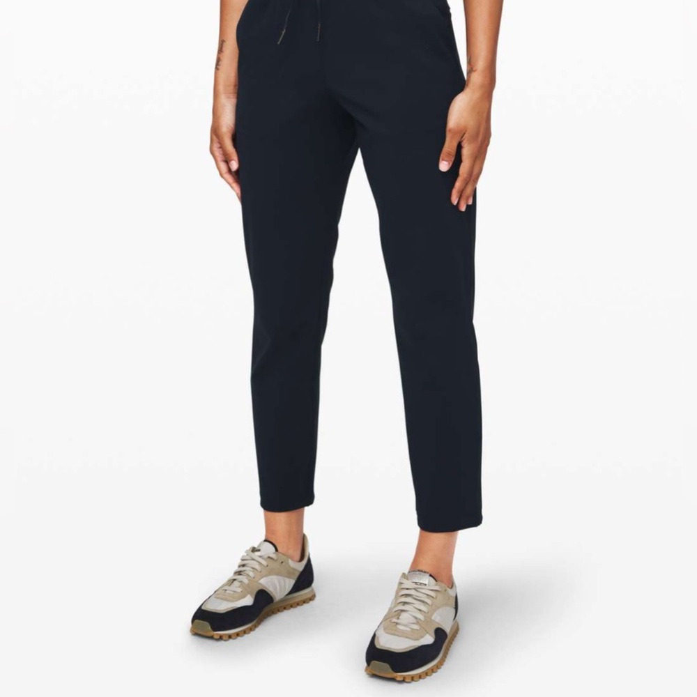 P57. Lululemon On the Fly 7/8 Pant
True Navy
Size:2